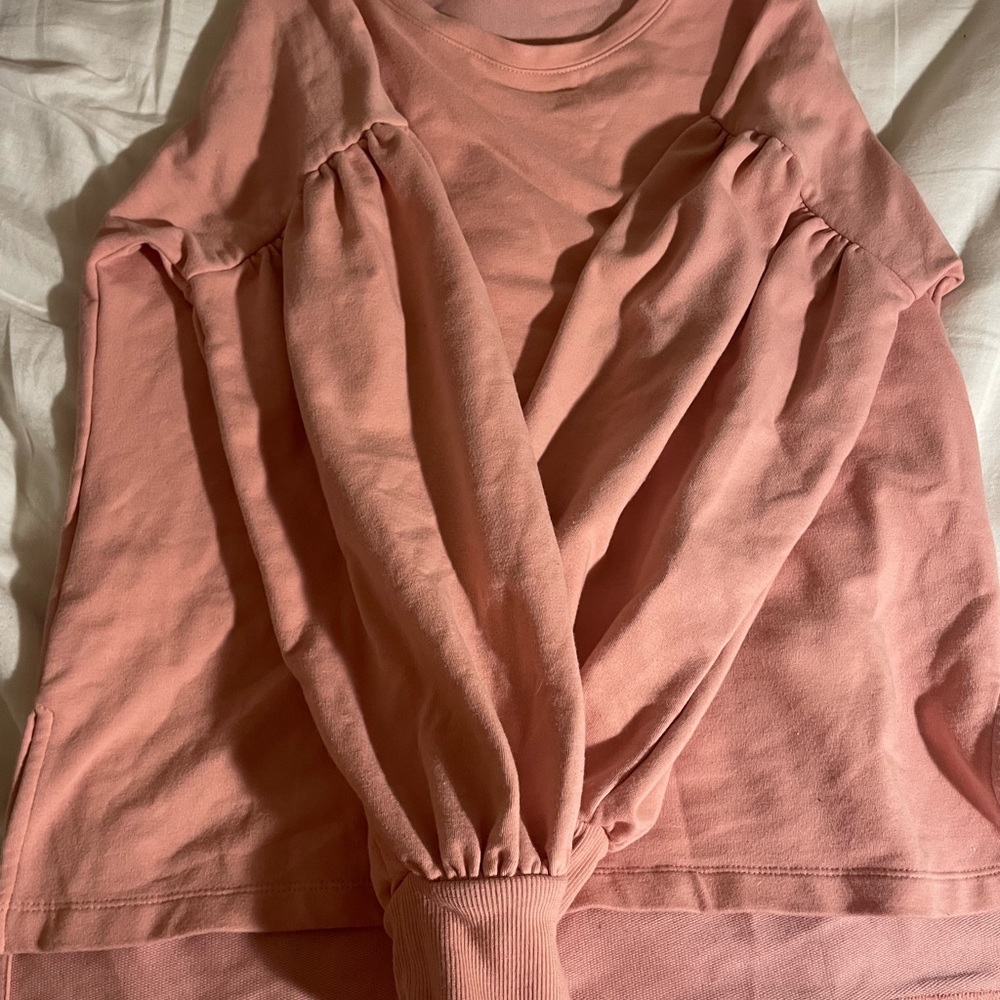 Light pink sweatshirt with pink puff sleeves
